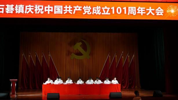 网吧坐满未成年人？记者亲测可随意上网，执法人员：查处！
